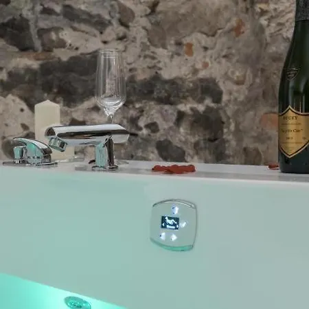 Royal Et Balneo Privatif Apartament *